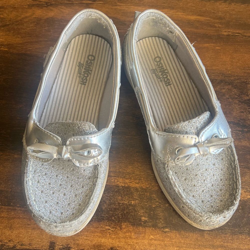 OshKosh B'gosh Silver Sparkle Shoes Glitter Boat Shoes USED
Size 12 little girls